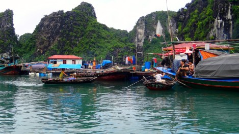Ha Long Bay - Fishing village children